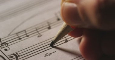 video, yakından atış müzisyen kişinin melodi notlar şarkı için kağıt kağıda kalemle yazma