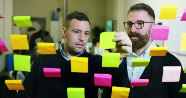 Twee Creatieve Goed Doordachte Een Creatief Bureau Met Gekleurde Planning — Stockvideo