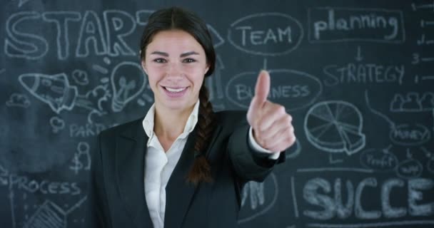 美丽业务女孩 营销老师 在黑板上 在黑色的背景上绘制成功图 职业增长 增长图表 成功的女孩 市场营销 — 图库视频影像
