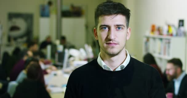 Retrato Hombre Sonriente Una Agencia Reflexiva Creativa Con Notas Coloridas — Vídeo de stock