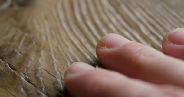 スロー モーション ビデオ 部分ビュー 木製のテーブル面に触れて 人間の手のマクロ ビュー — ストック動画