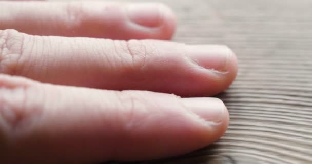 Zeitlupe Video Von Person Finger Berühren Hölzerne Tischoberfläche — Stockvideo
