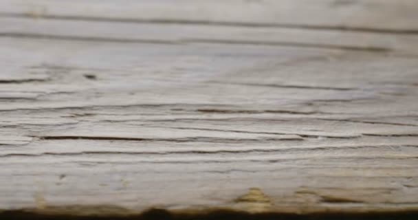 vidéo de gros plan de vieille surface de table en bois brun  