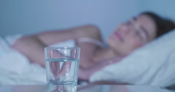 Κοιμισμένη Γυναίκα Στην Κρεβατοκάμαρα Ξεκούραστη Στο Κρεβάτι Αργή Κίνηση Βίντεο — Αρχείο Βίντεο