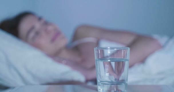 Femme Endormie Dans Chambre Coucher Détendre Lit Ralenti Vidéo — Video