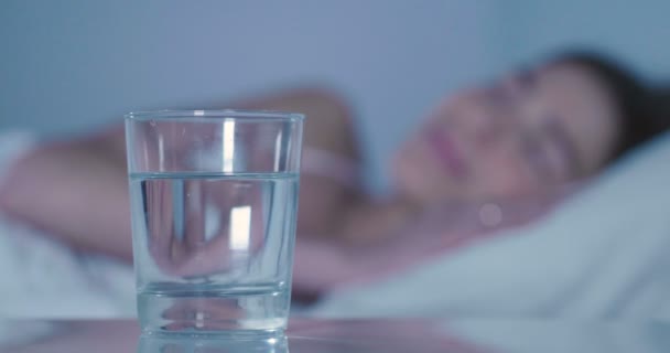 昏昏欲睡的女人在卧室里放松在床上 慢动作视频 — 图库视频影像