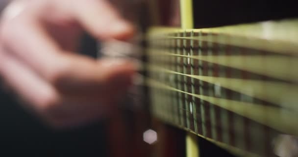 Pessoa Tocando Guitarra Acústica Vídeo Câmera Lenta — Vídeo de Stock