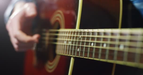 Músico Persona Tocando Guitarra Acústica Cámara Lenta Vídeo Vista Parcial — Vídeos de Stock