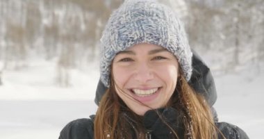 Gösteride üfleme güzel kadın portresi 