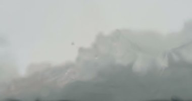 Pencerenin dışında bir güneşli kış gününde eriyen buz ve su Güz damlaları görebilirsiniz. Kavramı: aşırı ısınma, karasal erime, kış, tatil