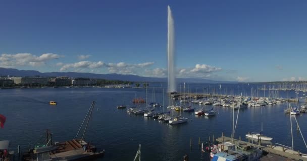 Vídeo Fluxo Água Fonte Porto Marítimo Com Barcos — Vídeo de Stock