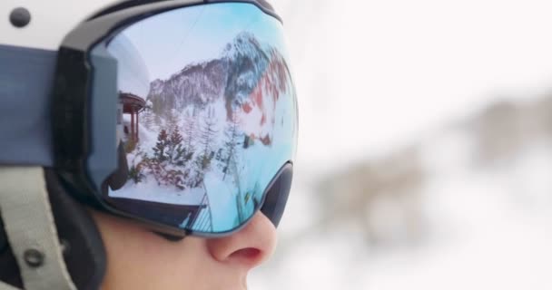 妇女在冬季戴着防护头盔和滑雪护目镜与森林反射在玻璃的视频 — 图库视频影像