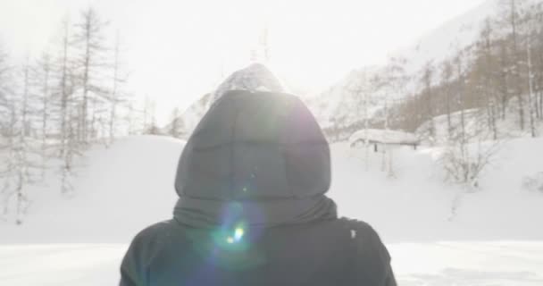 Χειμερινές Ημέρα Στα Βουνά Μια Όμορφη Γυναίκα Που Παίζει Χιόνι — Αρχείο Βίντεο