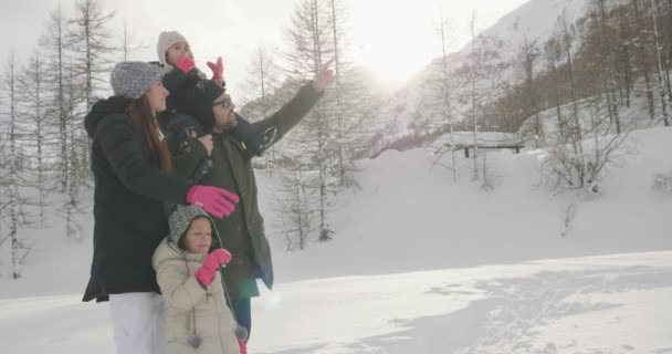 Dia Inverno Uma Família Nas Montanhas Caminha Neve Natureza Conceito — Vídeo de Stock