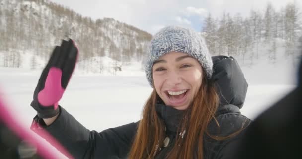 Día Invierno Una Mujer Las Montañas Hace Una Videollamada Saluda — Vídeo de stock