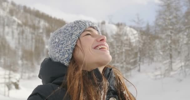 Een Winter Ademt Dag Bergen Die Een Mooie Vrouw Met — Stockvideo