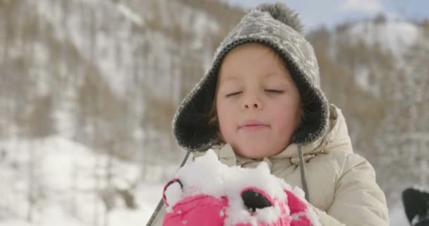 Een Winterdag Een Mooi Meisje Bergen Speelt Sneeuw Lucht Gooien — Stockvideo