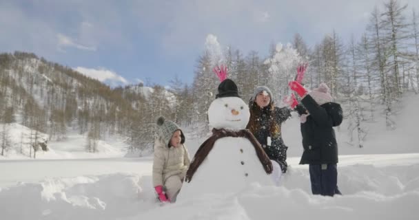 Een Winterdag Bergen Met Sneeuw Een Familie Speelt Sneeuwpop Samen — Stockvideo