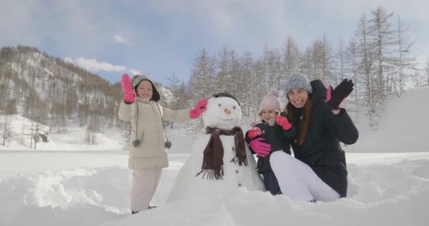 Vinterdag Spelar Bergen Med Snö Familj Snögubbe Tillsammans Begreppet Familj — Stockvideo