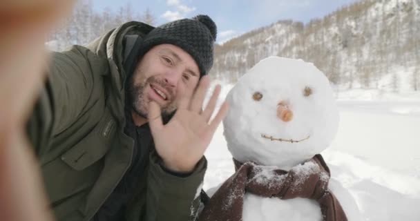 Einem Wintertag Macht Ein Mann Den Bergen Einen Videoanruf Und — Stockvideo