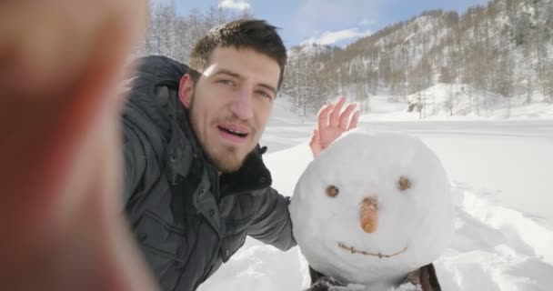 Een Winterdag Een Man Bergen Maakt Een Video Oproep Begroet — Stockvideo
