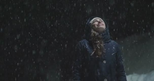 Vidéo Nuit Prise Vue Femme Debout Extérieur Hiver — Video