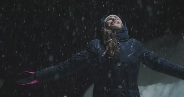 Vídeo Noche Mujer Pie Aire Libre Invierno Extendiendo Las Manos — Vídeo de stock