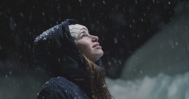 Nachtvideoaufnahme Einer Frau Die Winter Freien Steht — Stockvideo