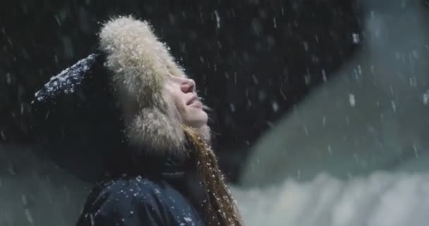 Νύχτα Βίντεο Στιγμιότυπο Του Γυναίκα Στέκεται Έξω Στο Χειμώνα — Αρχείο Βίντεο