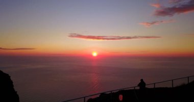 Havadan görünümü günbatımı nerede bir dev bir dünya görür ve siluet insanlarda altında. sınırsız, dünyanın sonu kavramı seyahat. Dünya iletişim internet, insan bağlı ve bağlantılar.