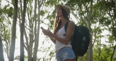 güzel bir kız bir ormandaki derinden saf hava nefes doğası, doğa ile uyum içinde olmaktan mutlu bir kızdır. Özgürlük, barış zihin ve yoga, iç esenlik ve barış kavramı.