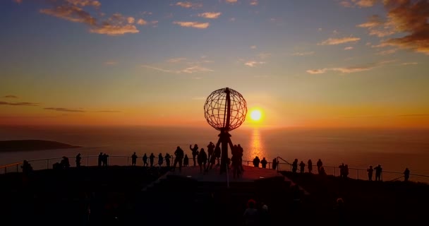 つが巨大な世界を見る夕日とシルエットで人々 の下空撮 世界の終わりの概念は旅行します 通信の世界インターネット の接続と接続 — ストック動画