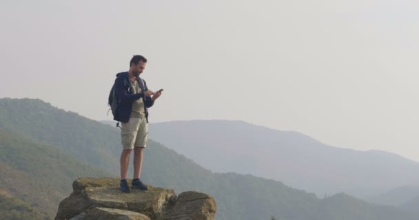 Full Length Vídeo Hiker Traveler Man Standing Mountain Top Scrolling — Vídeo de Stock