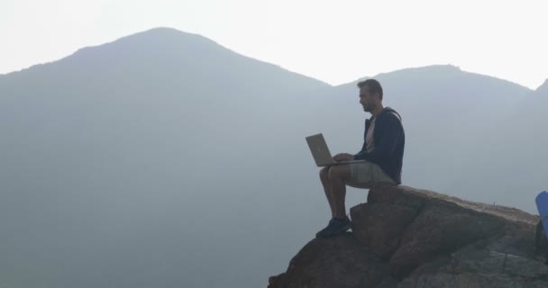 Slow Motion Vídeo Hiker Traveler Man Sitting Mountain Top Using — Vídeo de Stock