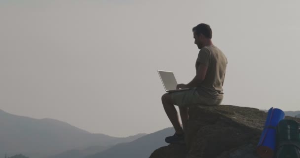 Zeitlupenvideo Eines Wanderers Der Auf Einem Berggipfel Sitzt Und Laptop — Stockvideo