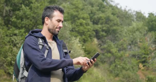 Vidéo Randonneur Voyageur Homme Debout Dans Nature Navigation Téléphone Mobile — Video
