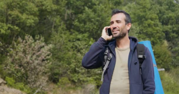 Video Excursionista Hombre Viajero Pie Naturaleza Hablando Por Teléfono Móvil — Vídeos de Stock