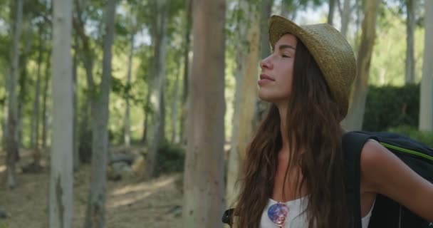 Une Belle Fille Dans Une Forêt Respire Profondément Air Pur — Video
