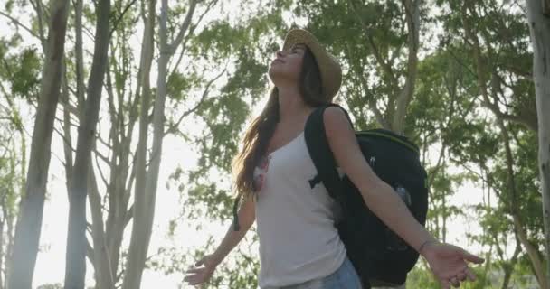 Uma Menina Bonita Uma Floresta Respira Profundamente Puro Natureza Menina — Vídeo de Stock