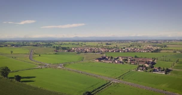 村の家と田舎の風景の航空ビデオ — ストック動画