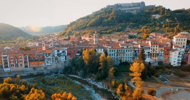 Luftbild Einer Kleinstadt Mit Bunten Gebäuden Und Hügeln Hintergrund — Stockvideo