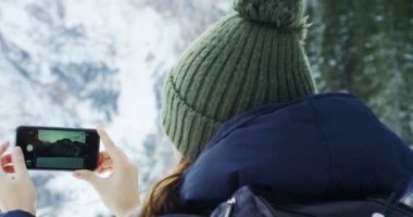 Dağlarda tatil bir kız bir cep telefonu ya da smartphone kullanan mesaj attığın için arama, fotoğraf çekmek, selfies ve görüntülü görüşmeler arkadaşlarınız ve ailenizle kazanmak. Kavram: tatil, teknoloji, aşk, mesaj