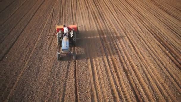 収穫のフィールド 高さから上面にトラクターのアンテナ — ストック動画
