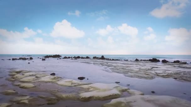 空中風光明媚な雲を見る 海辺の風景空撮イタリアの海海の波と岩 飛行を抱き締める安定し カラフルな海の岩します 海のフリー フライトに砂漠の風景 — ストック動画