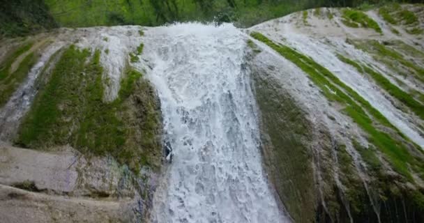 一个美妙的 美丽的地方 岩石的斜坡和瀑布 温柔的杂音的声音的来源 — 图库视频影像
