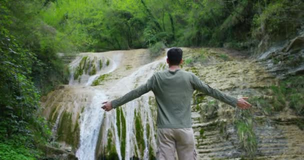 Video Viaggiatore Uomo Cascata Nella Foresta — Video Stock