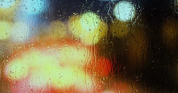 Aus Einem Fenster Eines Hauses Sieht Man Den Regen Auf — Stockvideo