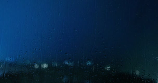 Okien Domu Widać Deszcz Padający Szybie Niewyraźne Tło Jest Budynek — Wideo stockowe