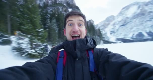 Video Resenär Man Selfie Videoinspelning Vintern Skogen — Stockvideo