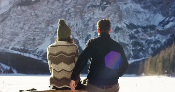 Flicka Vilar Och Slappnar Titta Snötäckta Berg Framför Dem Omfamnade — Stockvideo